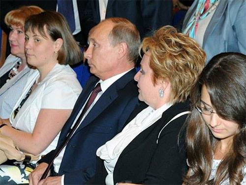 Владимир Путин и съпругата му, с която са в развод, на представлението в Кремъл