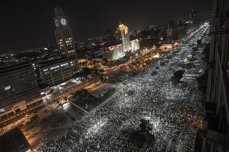 Многохиляден протест в Рио де Жанейро. Сн. ЕПА/БГНЕС