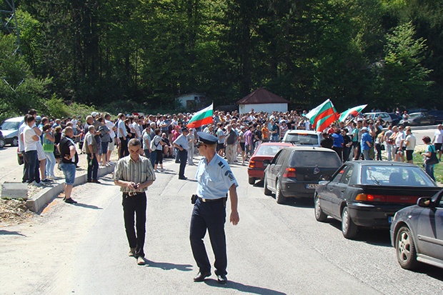 За трети път шофьори протестираха срещу състоянието на пътя през "Петрохан"