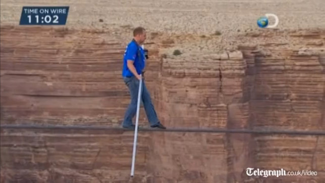 Акробат премина по въже над Гранд каньон