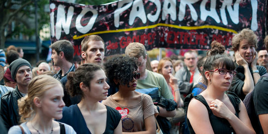 Младежи протестират срещу убийството в Париж