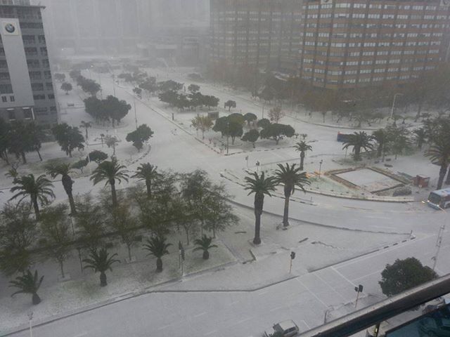 В Кейптаун за пръв път от години насам валя сняг през юни
