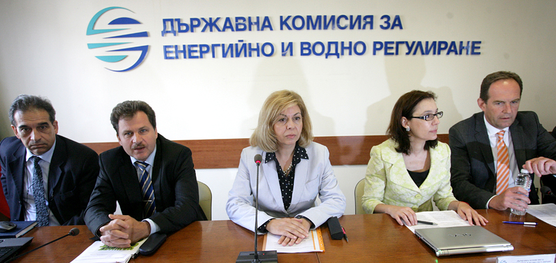 Анжела Тонева (в средата) се еманципира от назначилото я правителство, сн. БГНЕС