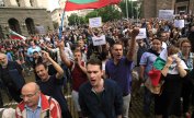 Над 10 000 протестиращи в центъра на София скандират "Мафия!"