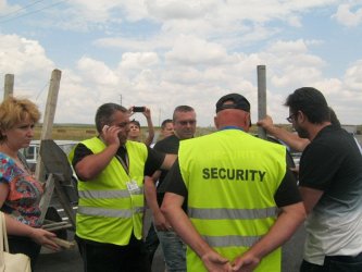Бургаски депутати от ГЕРБ премахват загражденията на последния участък на магистрала "Тракия" за да го тестват с автомобилите си сн.ГЕРБ