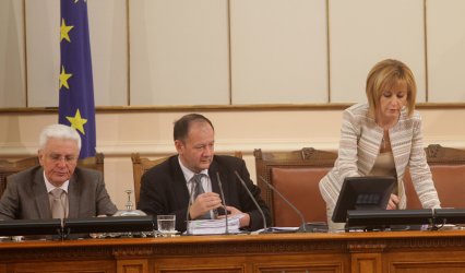 За назидание на ГЕРБ управляващите "пуснаха" Портних от НС едва на трето гласуване