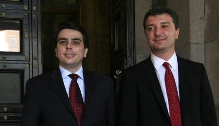 Асен Василев и Драгомир Стойнев при смяната на властта, сн. БГНЕС
