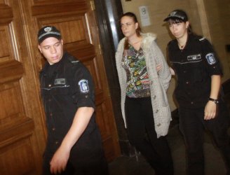 Гергана Червенкова отива към съдебната зала. Сн.: БГНЕС