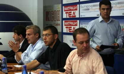 От ляво надясно: Корман Исмаилов, Петър Москов, Йонко Грозев, Борислав Сандов и Димо Гяуров