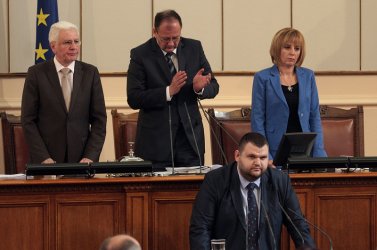 Есемеси с подател "Пеевски" атакуваха депутатите