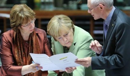 Катрин Аштън, Ангела Меркел и Херман ван Ромпой по време на заседанието на Европейския съвет в Брюксел