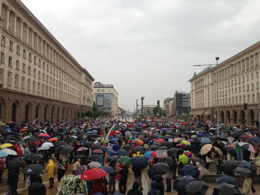 Над 2000 отново протестираха срещу властта, въпреки проливния дъжд