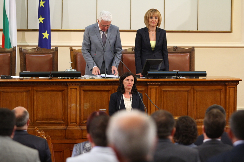 Даниела Бобева на парламентарната трибуна