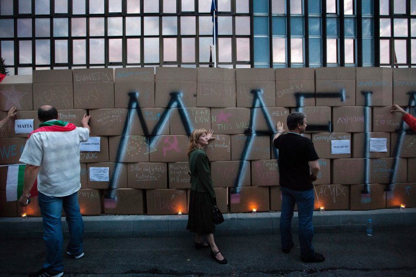 "Шпигел": Като благодарност за германския посланик демонстранти бутнаха "Берлинската стена"
