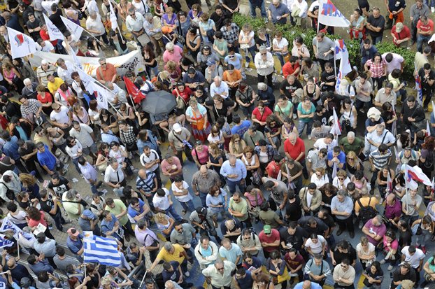 Гърция се кани да съкращава чиновници, синдикатите отговориха с обща стачка