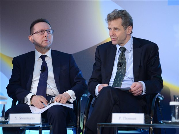 Гръцкият финансов министър Янис Стурнарас (вляво) и един от представителите на Тройката кредитори