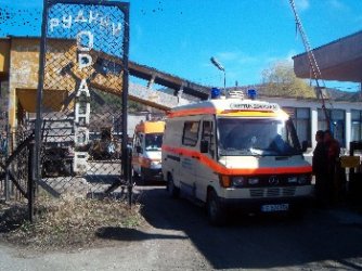 Издирването на миньорите в "Ораново" продължава бавно и мъчително