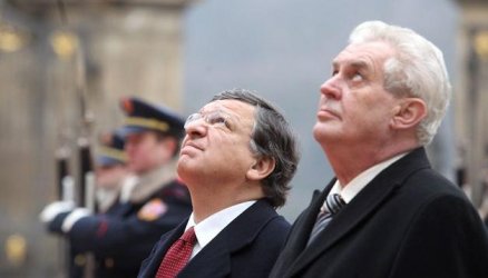 Новият чешки президент Милош Земан заедно с председателя на ЕК Жозе Барозу (вляво)