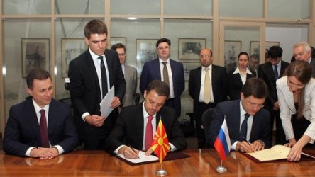 Македонският премиер Н. Груевски по време на подписването на договора (вляво)