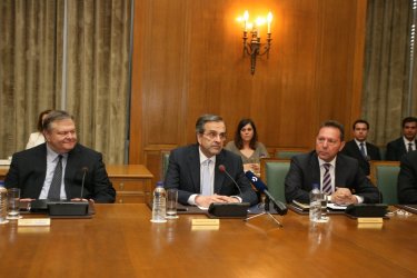 (От ляво надясно) Трите ключови лица в гръцкото правителство - вицепремиерът Евангелос Венизелос, премиерът Андонис Самарас и финансовият министър Янис Стурнарас