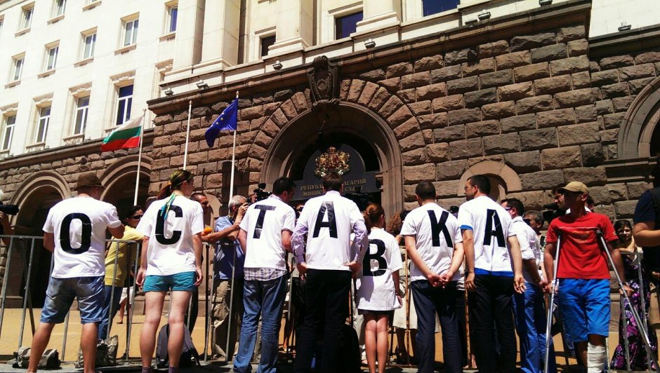 Акция "ОСТАВКА" пред МС, докато Орешарски се среща с удобни "протестиращи"