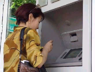 Вече може да правим парични преводи през банкомат