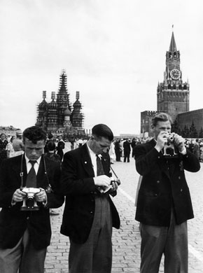 Британски посетители правят снимки в Сочи, август 1955. Снимка: списание New Yorker 