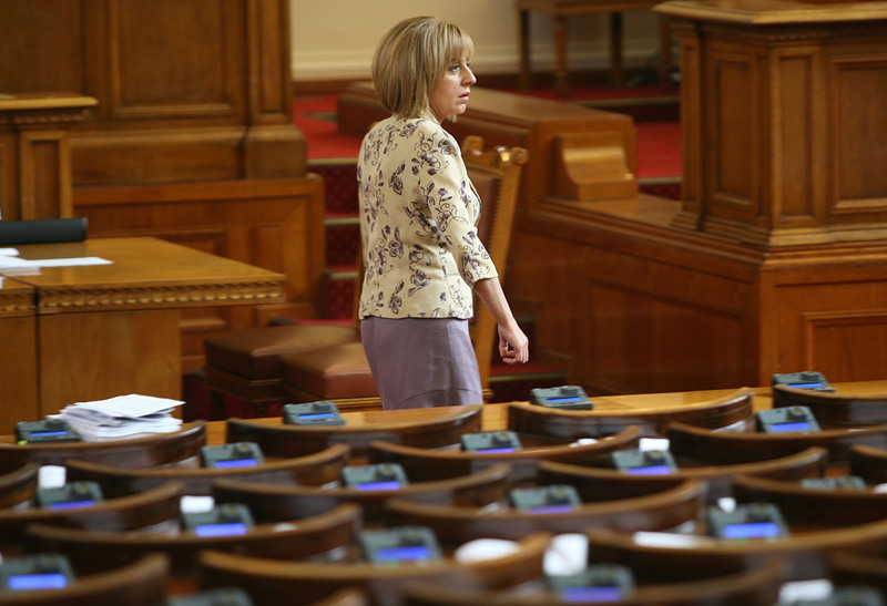 Мая Манолова по време на парламентарното заседание, сн. БГНЕС