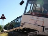 Влак се вряза в автобус в Хърватия и рани 15 души, а един загина