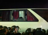Депутати или гард от НСО са счупили прозорци на евакуиращия ги автобус