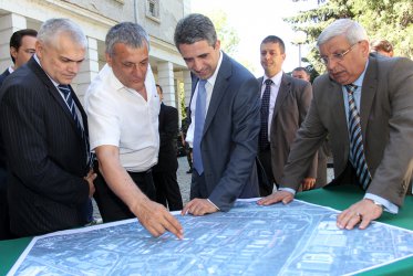 Главният архитект на София Петър Диков обяснява на президента Росен Плевнелиев къде ще бъде изграден технологичния парк