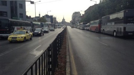  16 август 2013 г. Колона от автобуси, с които симпатизанти на БСП и ДПС от страната бяха докарани в София, паркира в центъра на София.