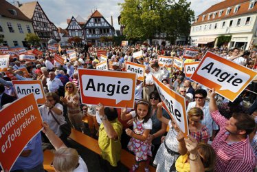 Момент от първия предизборен митинг на Меркел на 14 август