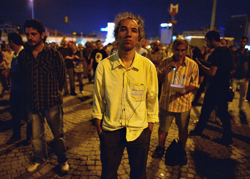 "Стоящият човек" като форма на протест в Истанбул 