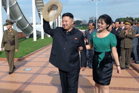 Ким Чен Ун със съпругата си И Сол Джу