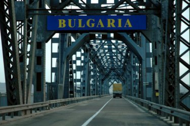Румъния свали наполовина таксата за минаване през Дунав мост при Русе
