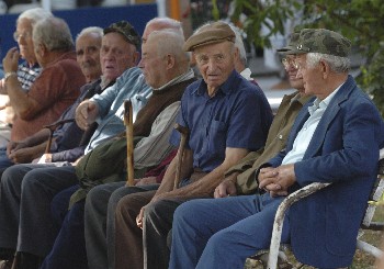 Възрастните хора с избор - да работят дълго, да чакат на близки или да кретат на пенсия