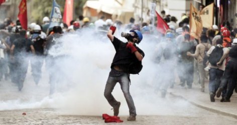 Трета нощ на сблъсъци между полицията и демонстранти в Турция