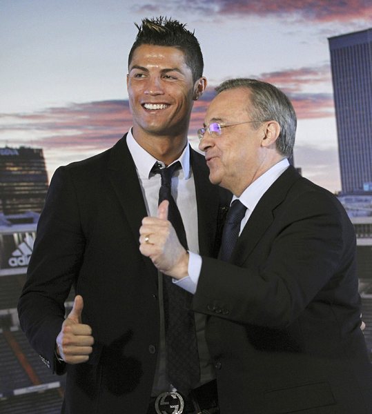Роналдо и президентът на клуба Флорентино Перес след подписването на договора, сн. ЕПА/БГНЕС