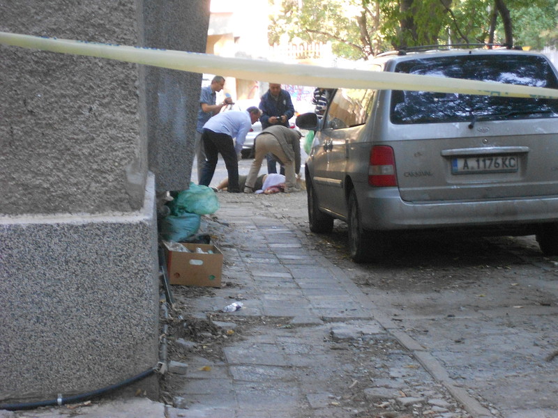 Местопрестъплението на ул. "Поп Грую" в Бургас. Снимка: БГНЕС
