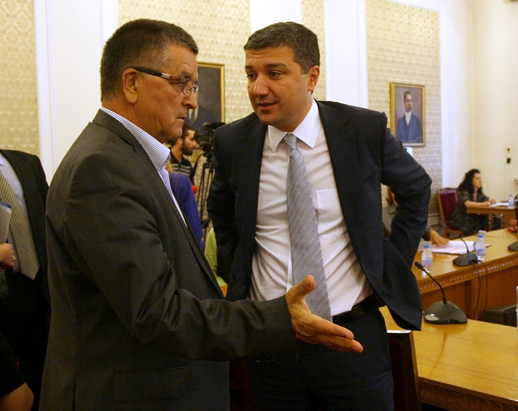 Алиосман Имамов и Драгомир Стойнев обсъждат проблемите на енергетиката. Сн: БГНЕС