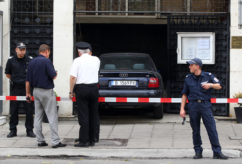 Мъжът, който се блъсна в турското посолство, е психично болен и няма да бъде съден
