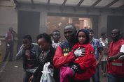 Ислямисти убиха поне 59 души и близо денонощие държат заложници в мол в Найроби