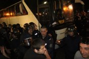 Маскиран полицай разследван за побой по време на юлската блокада на НС