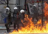 Вълна от антифашистки протести в Гърция прерасна в масови безредици