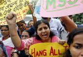 Индийски съд издаде смъртни присъди на четирима, изнасилили и пребили студентка