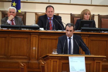 Премиерът Пламен Орешарски на парламентарната трибуна след гласуването по вота на недоверие