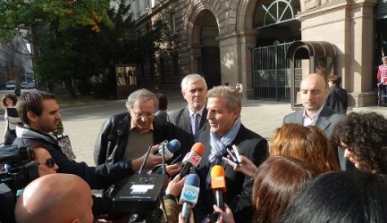 Цветозар Томов и Петър Москов пред журналистическите микрофони до президентството в София