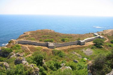 Надграждането на крепостта Яйлата освен недостоверно е и незаконно