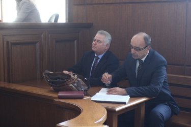 Ген. Киров (вляво) с адвоката си Димитър Вълчев във военния съд. Сн.: БГНЕС